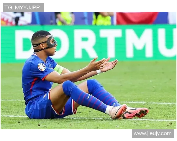 惊险瞬间：姆巴佩受伤将影响欧锦赛小组赛战局